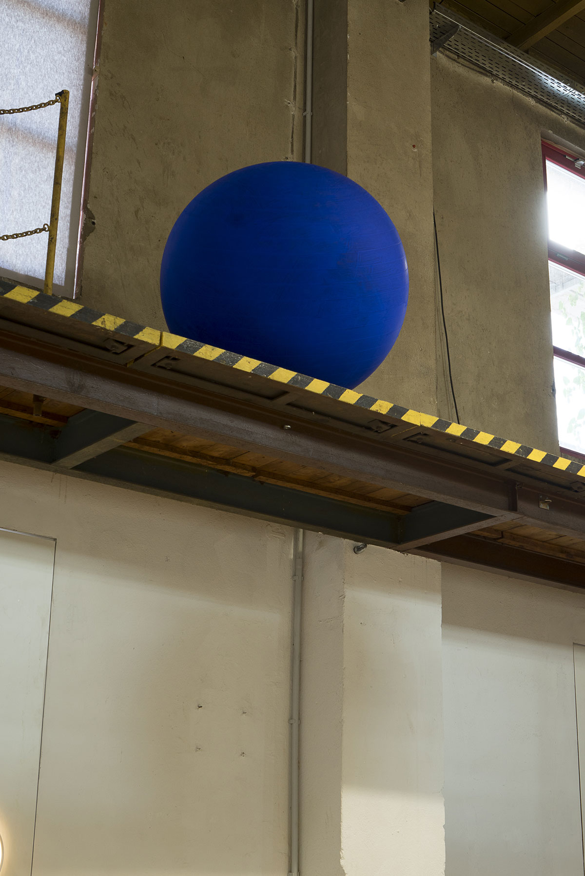 Save the Day, The Day Yves Klein Lost his Marbles in a Laundry, (Detail), Ausstellungsansicht GEH8, Dresden, 2020