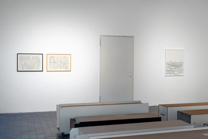 v.l.: untitled (Trang Bang), untitled (Etappenquartier), Abschnitt und Moment #9, Vordergrund: Ulrike Kötz, 10 Schränke, Ausstellungsansicht Weltkunstzimmer, Düsseldorf 2021