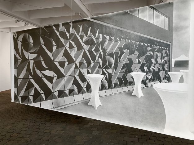 Idol, Graphit auf Karton, 150 x 330 cm, 2021, Ausstellungsansicht Weltkunstzimmer, Düsseldorf 2021